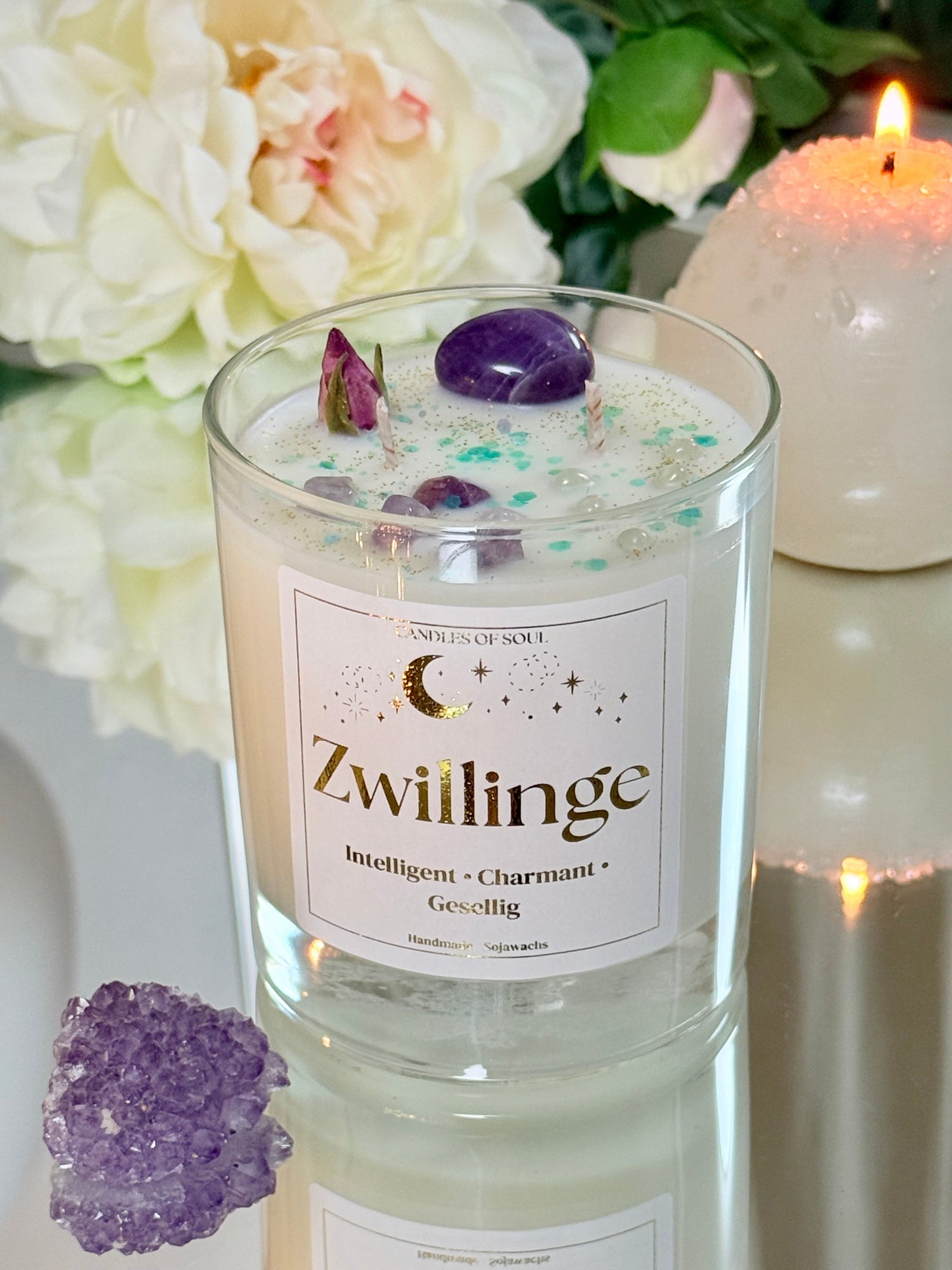 Zwillinge Kristallkerze im Glas mit violettem Amethyst, Bergkristall und einer Rosenknospe.